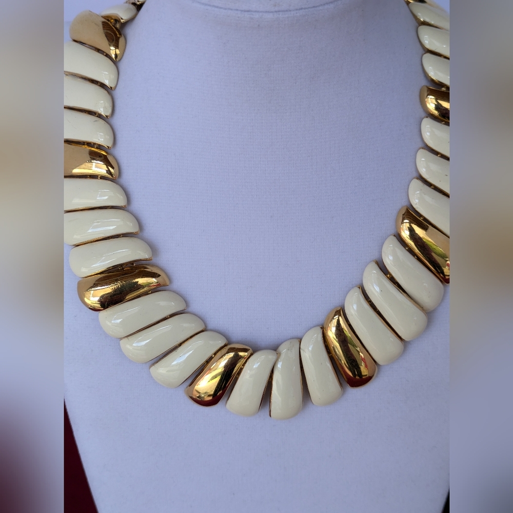 Monet Choker Beige Gold Tone Designer Signed Vintage 1980s 1990s. - Picture 7 of 14